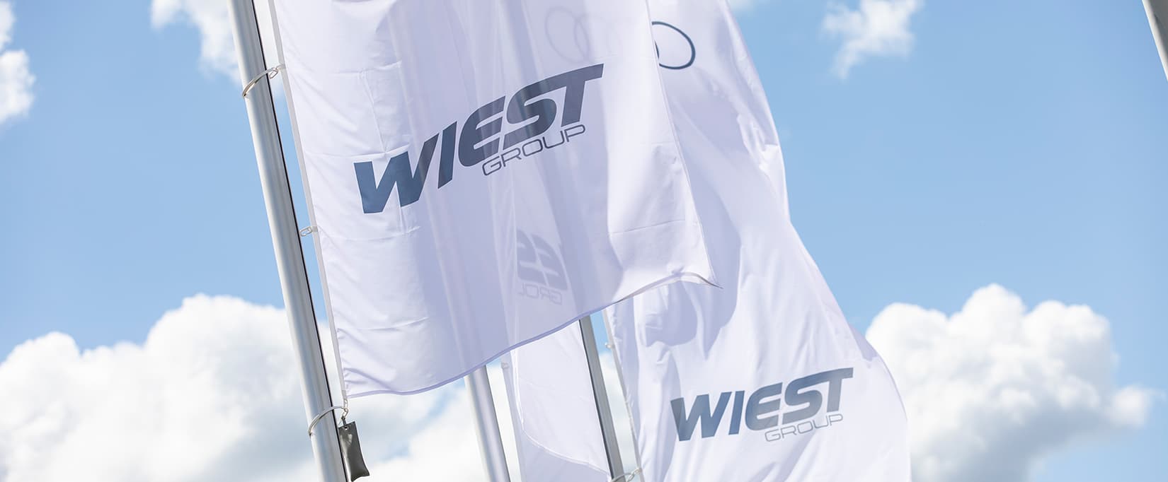 Nahaufnahme von weißen Wiest Group Fahnen